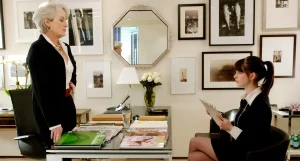 Anne Hathaway sebagai Andy Sachs bertemu Miranda Priestly di kantor majalah fashion