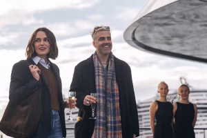 suasana tegang kapal pesiar malam hari di film The Woman in Cabin 10 2025