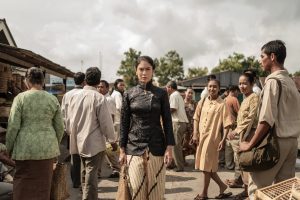 Dasiyah berada di pasar tradisional dalam serial Gadis Kretek