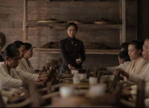 Dasiyah meracik rokok bersama karyawan di pabrik kretek