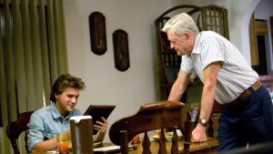 Adegan Christopher McCandless bersama pria tua hangat dalam film Into the Wild