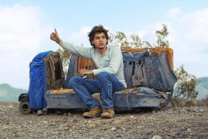 Christopher McCandless mencari tumpangan di jalan raya dalam Into the Wild