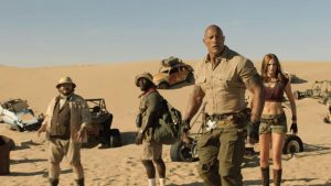 Adegan Jumanji The Next Level di padang pasir dengan karakter menghadapi bahaya ekstrem
