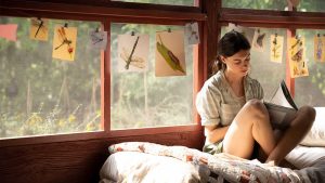 Kya dewasa duduk di rumahnya dengan ekspresi tenang namun sedih