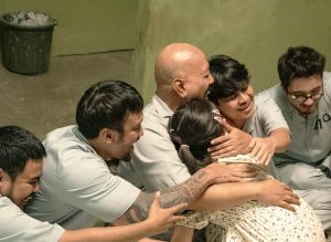 Kartika berpelukan dengan teman-teman Pak Dodo di penjara dalam sekuel Miracle in Cell No. 7