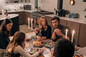 adegan makan malam keluarga nobody wants this penuh ketegangan