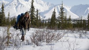 Christopher McCandless bertahan hidup di tengah musim salju Alaska Into the Wild