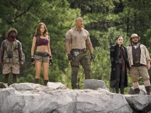 Adegan menegangkan di ujung tebing dalam Jumanji The Next Level dengan karakter hampir jatuh