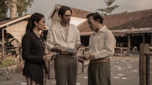 Dasiyah berbincang santai di depan rumah dalam Gadis Kretek