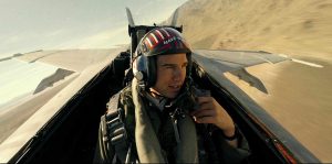 Tom Cruise sebagai Maverick mengendalikan jet tempur dalam adegan aksi udara Top Gun Maverick 2022