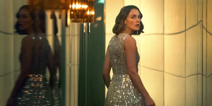 tokoh utama menyelidiki misteri kabin 10 dalam film The Woman in Cabin 10