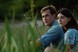 Poster film Where the Crawdads Sing 2022 dengan Kya di tengah rawa berkabut