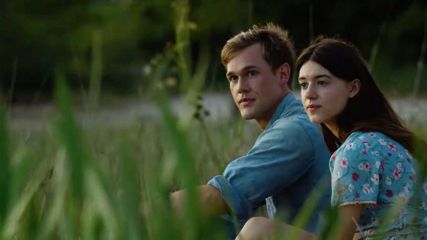 Poster film Where the Crawdads Sing 2022 dengan Kya di tengah rawa berkabut