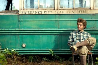 Poster film Into the Wild 2007 Christopher McCandless duduk di depan bus di Alaska