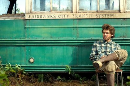 Poster film Into the Wild 2007 Christopher McCandless duduk di depan bus di Alaska