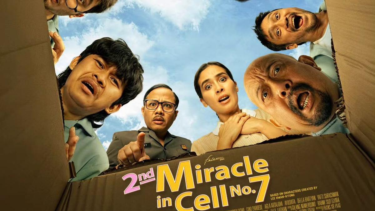 Poster film Miracle in Cell No. 7 karya Hanung Bramantyo dengan nuansa haru ayah dan anak