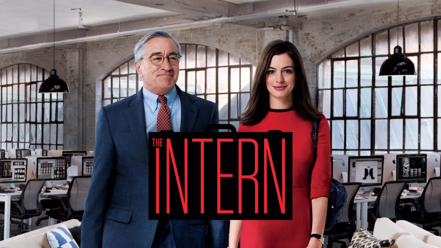 Poster The Intern 2015 menampilkan Robert De Niro dan Anne Hathaway di kantor modern