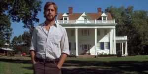 Noah berdiri di depan rumah The Notebook yang ia bangun sendiri