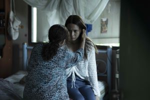 Adegan emosional ibu menguatkan anaknya yang menjadi medium roh dalam film The Medium