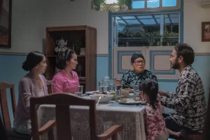 Keluarga Bu Broto sedang makan malam bersama di meja makan losmen