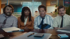 Pemain utama film Anaconda 2025 berada di dalam kantor saat membahas ekspedisi berbahaya