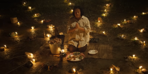 Adegan emosional ibu menguatkan anaknya yang menjadi medium roh dalam film The Medium