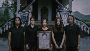 Adegan sedih setelah pemakaman, menampilkan keluarga berduka dalam film The Medium