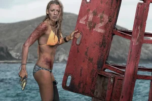 Adegan Nancy bertahan di struktur bangunan laut dalam The Shallows