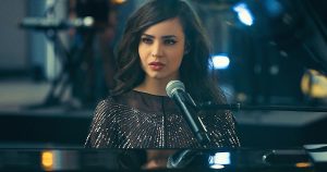 cassie bernyanyi di panggung Purple Hearts Sofia Carson