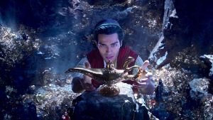 Aladdin menemukan Genie dari lampu ajaib di dalam gua
