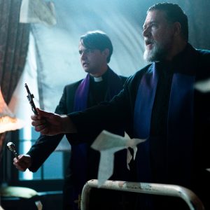 dua pastor eksorsisme bersama The Pope’s Exorcist kerja sama mengusir setan