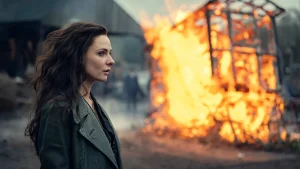 Kaulo berada di dekat bangunan yang terbakar dalam film The Immortal Man