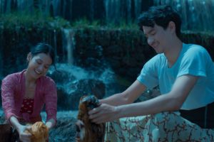 Ratri menyuci ditemani Kamanjaya dalam suasana tradisional Jawa yang tenang