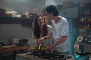 Adegan Tarjo bersama karakter yang diperankan Wulan Guritno dalam film Losmen Bu Broto