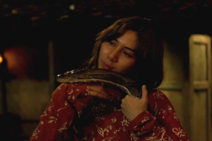 Widya memegang ular KKN di Desa Penari adegan horor