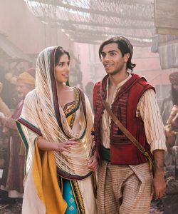 Aladdin pertama kali bertemu Jasmine di pasar Agrabah