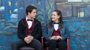 Clay Jensen dan Hannah Baker beristirahat bersama saat bekerja paruh waktu