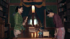 Ratri bertemu Nyai Santi dalam suasana tradisional Jawa yang penuh wibawa