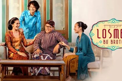 Poster resmi film Losmen Bu Broto yang menampilkan keluarga pengelola losmen di Yogyakarta