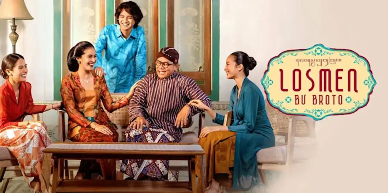 Poster resmi film Losmen Bu Broto yang menampilkan keluarga pengelola losmen di Yogyakarta