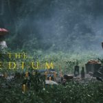 Poster film horor Thailand The Medium menampilkan sosok anak perempuan dan simbol ritual mistis