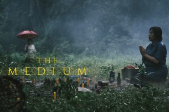 Poster film horor Thailand The Medium menampilkan sosok anak perempuan dan simbol ritual mistis