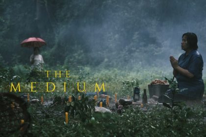 Poster film horor Thailand The Medium menampilkan sosok anak perempuan dan simbol ritual mistis