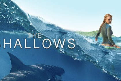 Poster film The Shallows 2016 dengan wanita di laut dan hiu mengintai dari bawah