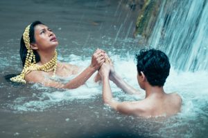 Ratri melakukan ritual bersama Bagas dalam suasana sakral budaya Jawa