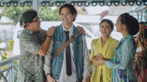 Tarjo merayakan kelulusan kuliah bersama keluarga Bu Broto